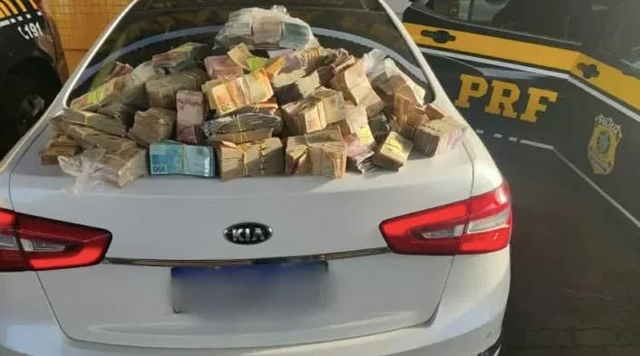 Casal é flagrado pela PRF com R$ 1,26 milhão em espécie