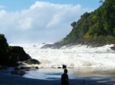 Onda invade praia e assusta banhistas em praia de Itacaré