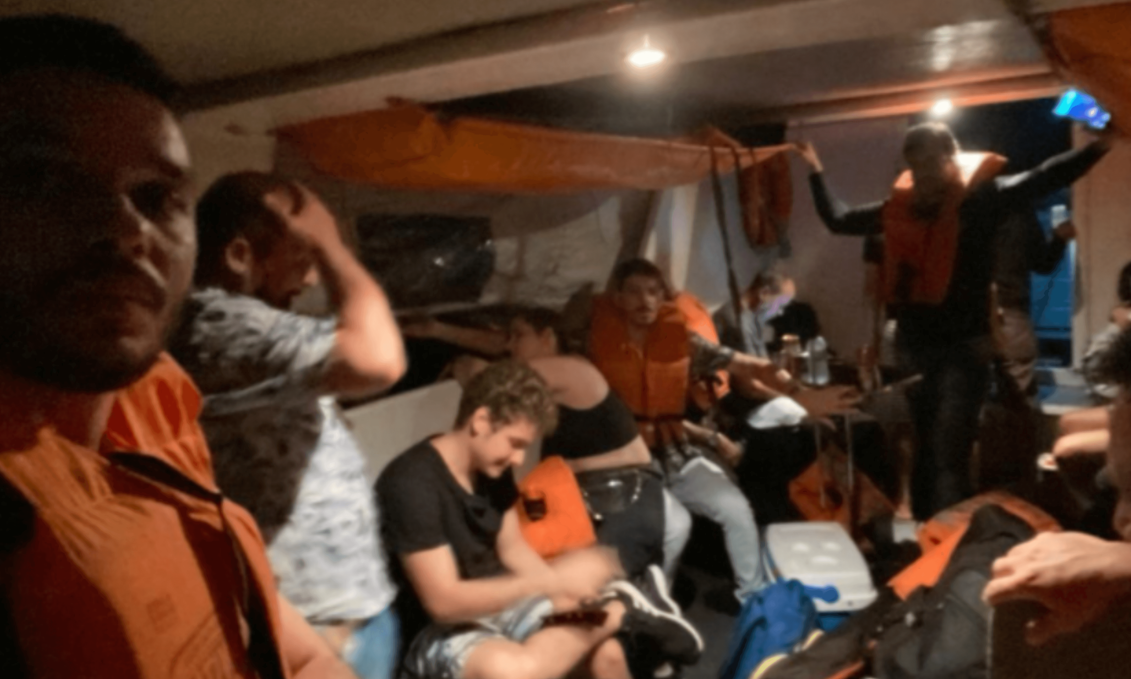 Em meio a fortes chuvas, embarcação com banda Estakazero fica à deriva