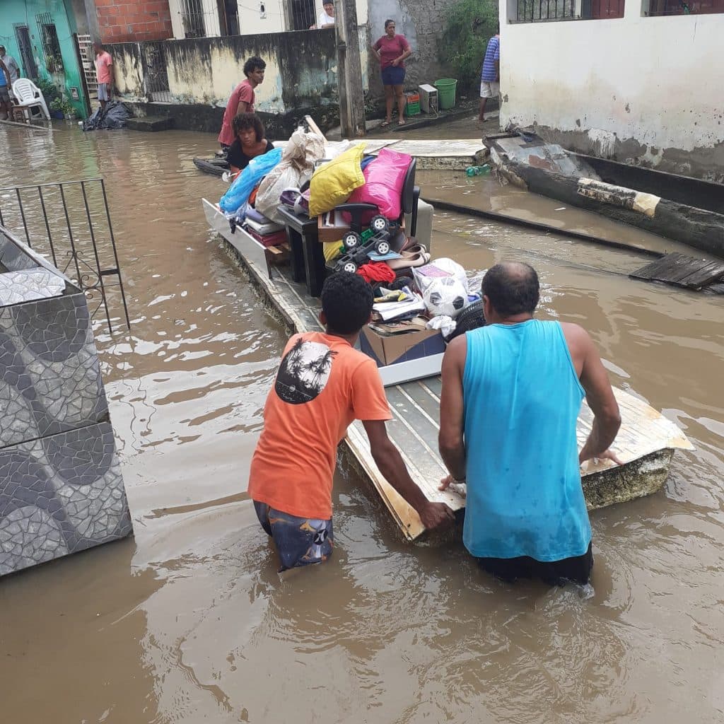 Água do Rio de Contas invade rua e casas no centro de Ipiaú