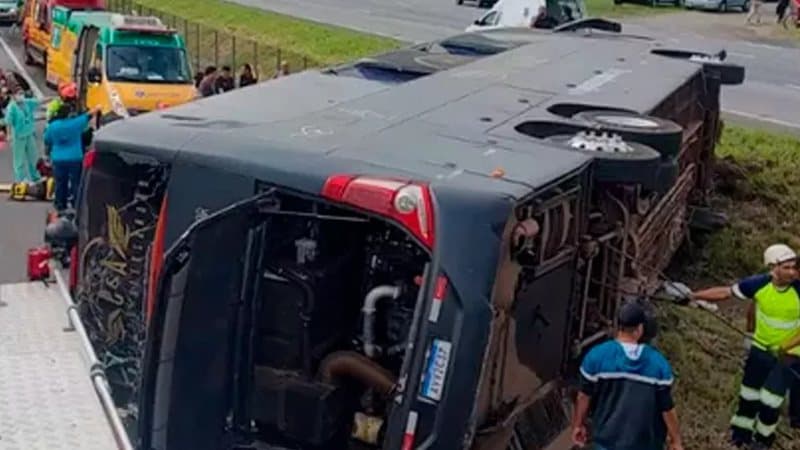Seis pessoas morrem em acidente envolvendo ônibus de dupla sertaneja