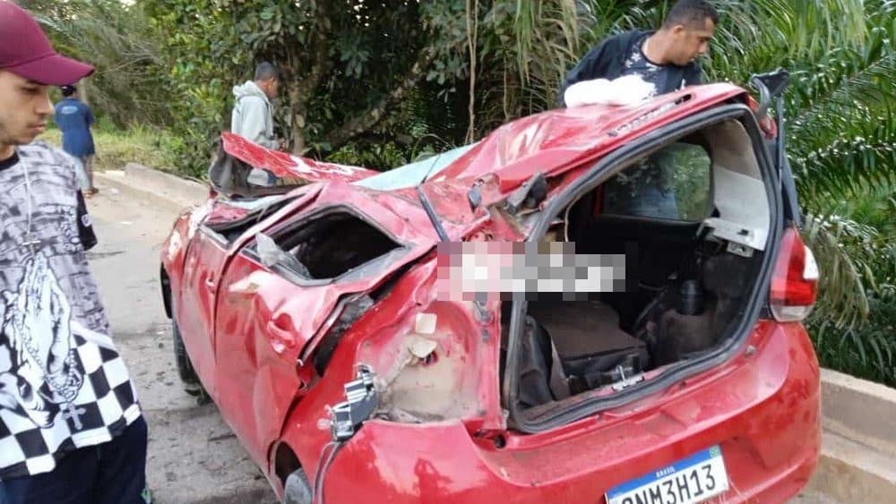 Mulher morre após bater carro contra mureta de ponte em rodovia