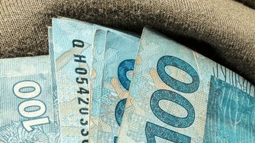 Endividamento das famílias cresce em agosto e inadimplência atinge quase 30%, aponta CNC