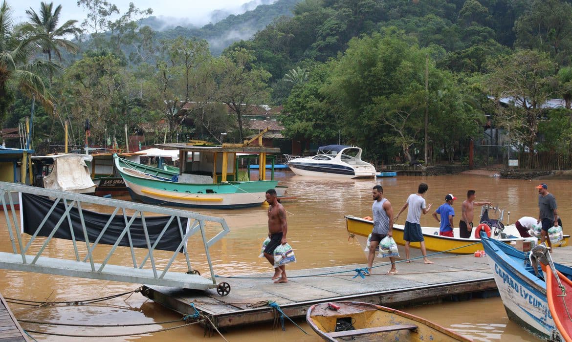 Moradores de São Sebastião estão sem água potável há quatro dias; galão de água chega a R$ 98,00.
