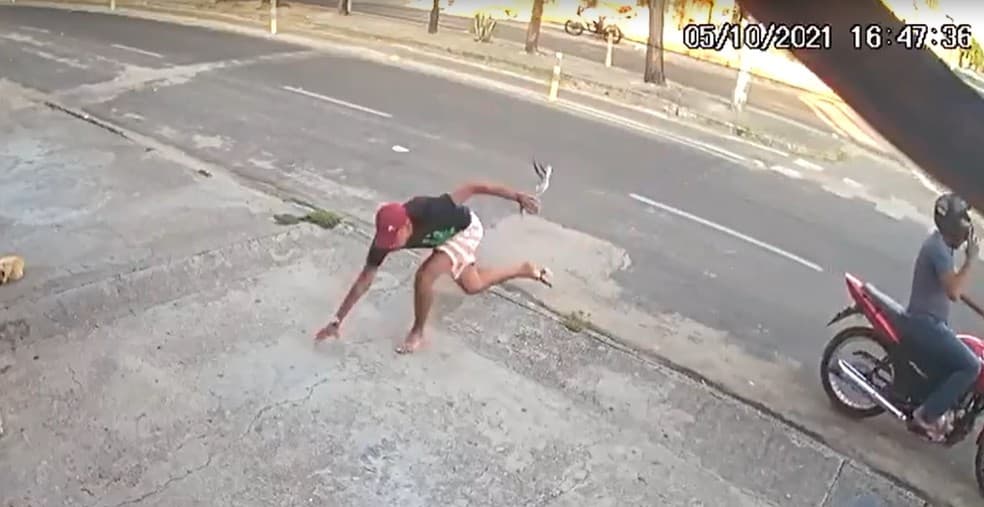 Criminoso tropeça, perde chinelo, é mordido por cão e desiste de assalto; veja o vídeo