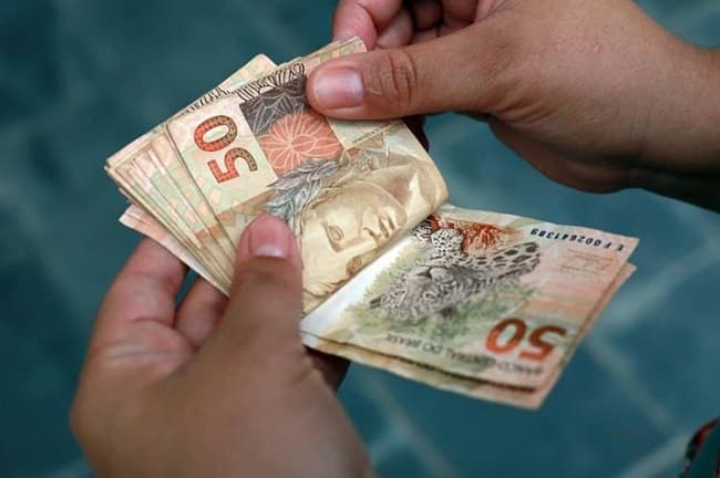 Em 2022, salário mínimo será de R$ 1.212, aponta equipe econômica