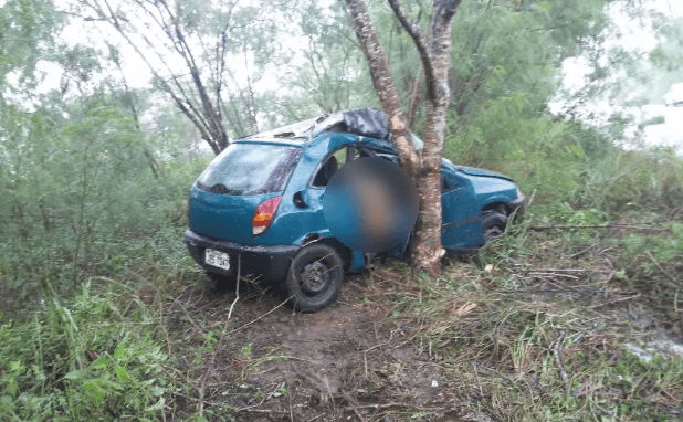 Morrem em grave acidente motorista e passageiro após carro bater contra árvore.