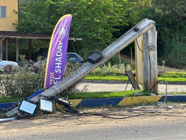 Caminhão arrasta fiação elétrica e derruba poste na BR-330 em Ubatã