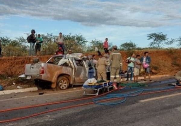 Batida entre caminhonete e carreta na BR-428 deixa 3 pessoas mortas