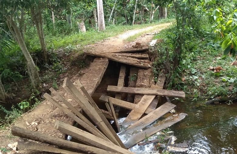 Moradora da região das Três Barras reclama de ponte danificada