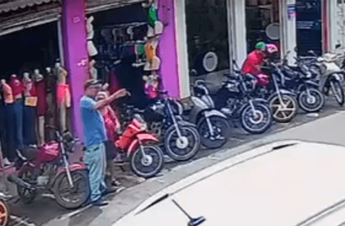 Idosa de 76 anos é vítima de golpe no centro de Ipiaú; câmeras registram ação do golpista