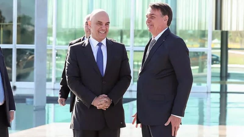 Bolsonaro tenta barrar relatório sobre assessor após ordem de Moraes à PF