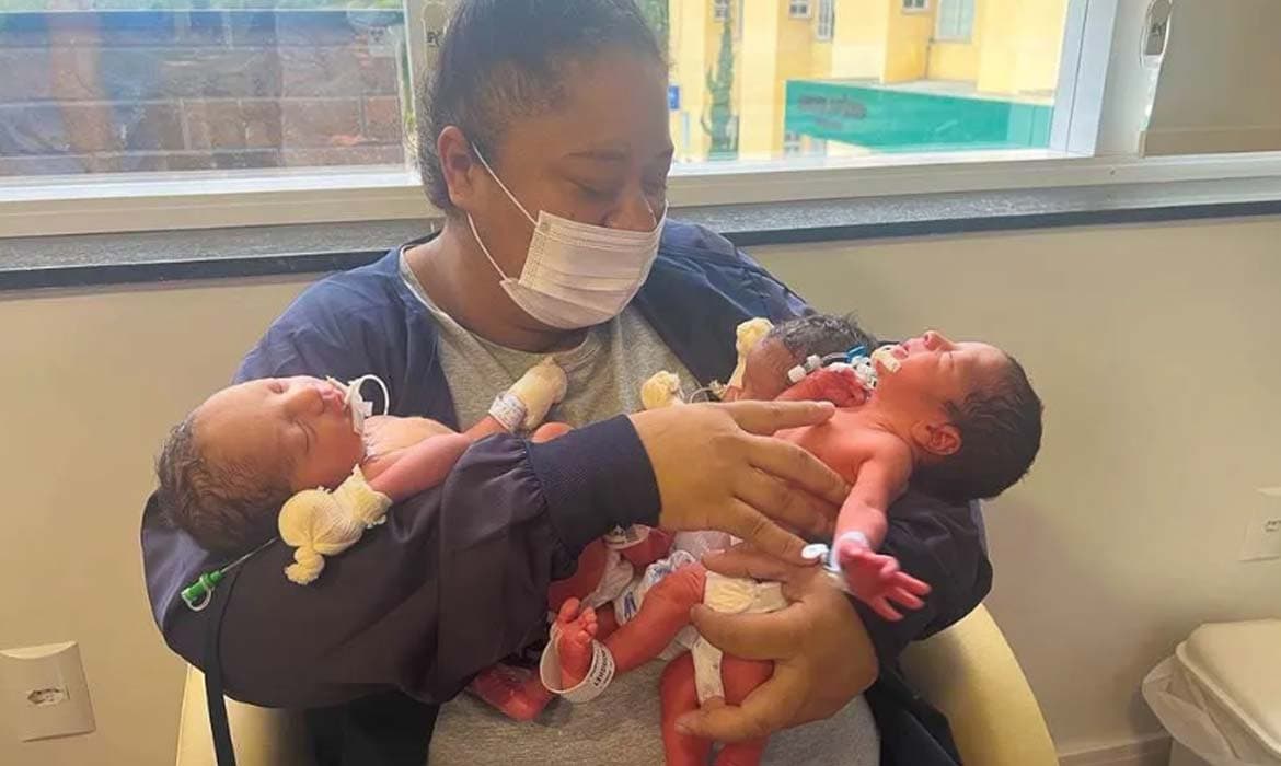 Mulher tem cinco filhos em dez meses; gêmeos e trigêmeos