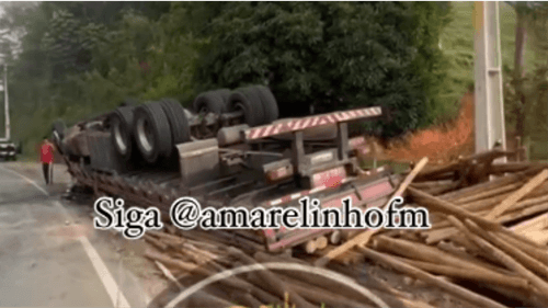Ibirataia: Carreta transportando madeira tomba próximo ao Distrito de Algodão