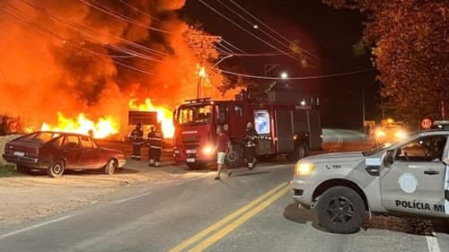 Incêndio destrói empresa de reciclagem próxima à Doce Mel em Ipiaú