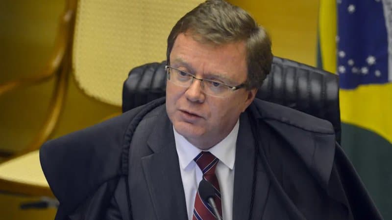 Aos 63 anos, morre ministro do STJ e do TSE