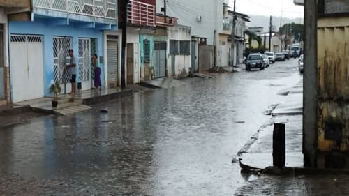 Chuva chega em Ipiaú acompanhada de ventania, raios e trovões