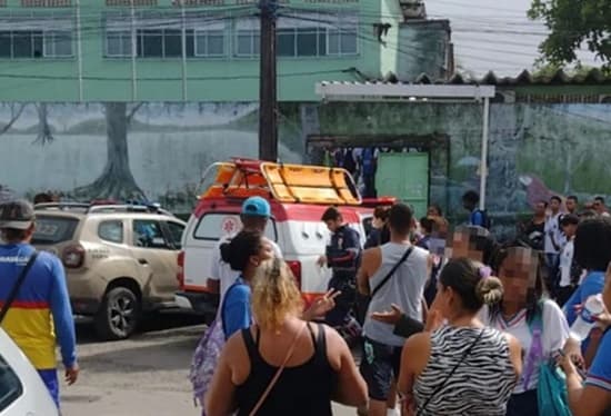 Estudante é levado para delegacia após entrar em escola de Salvador com faca