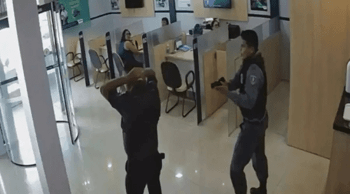 Bandido disfarçado de policial invade banco e rouba R$ 400 mil