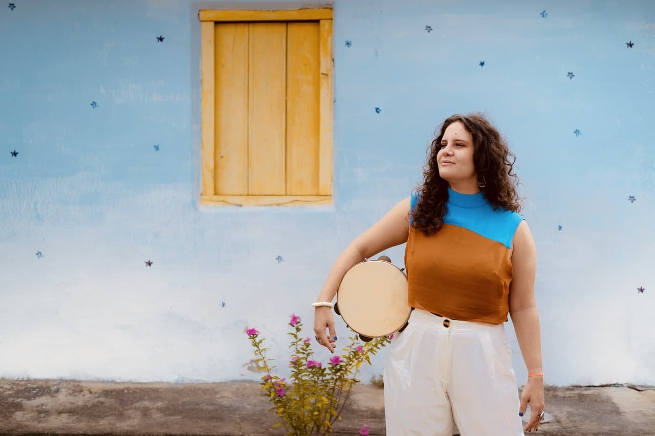 Cantora baiana, Julinha lança "Besta pra Rir" com mistura de ritmos, símbolos e memórias da cultura do interior da Bahia