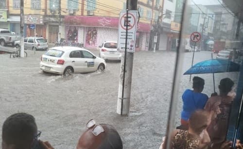 Chuva causa alagamentos em cidades no sul da Bahia