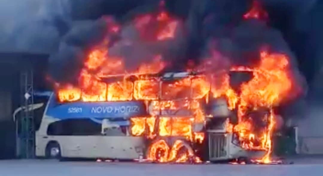 Ônibus da Novo Horizonte pega fogo dentro de rodoviária; assista o vídeo