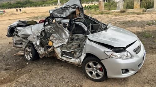 Dois irmãos e um amigo morrem após colisão entre carro e caminhão na BR-116