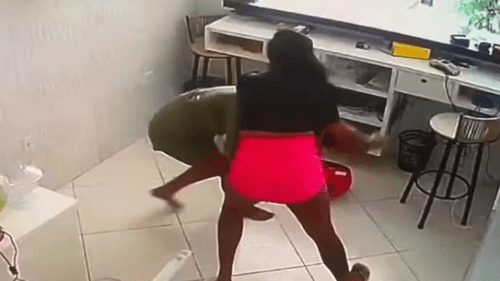 Suspeita de invadir salão de beleza e esfaquear jovem de 19 anos é presa