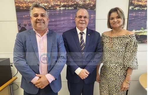 Ibirataia: Prefeita Ana Cléia e Secretário de Governo Valdo Silva solicitam em Brasília a construção de mais 150 casas populares