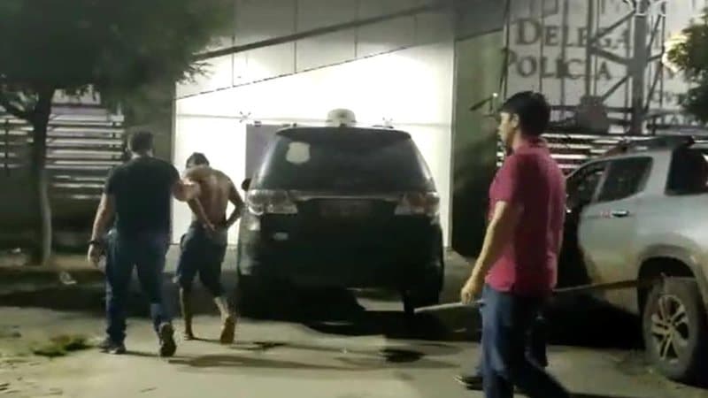 Jovem mata homem a golpes de enxada após ser chamado de 'mole' e 'covarde'