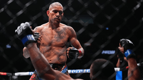 Brasileiro Alex Poatan nocauteia Jamahal Hill no UFC 300 e mantém cinturão meio-pesado