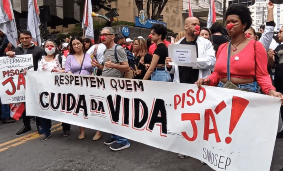 Senado aprova projeto que destrava recursos para financiar o piso da enfermagem