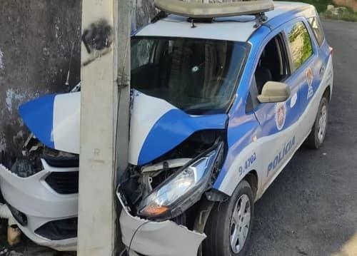 Viatura da PM bate em poste após suspeito atirar contra policiais em Salvador