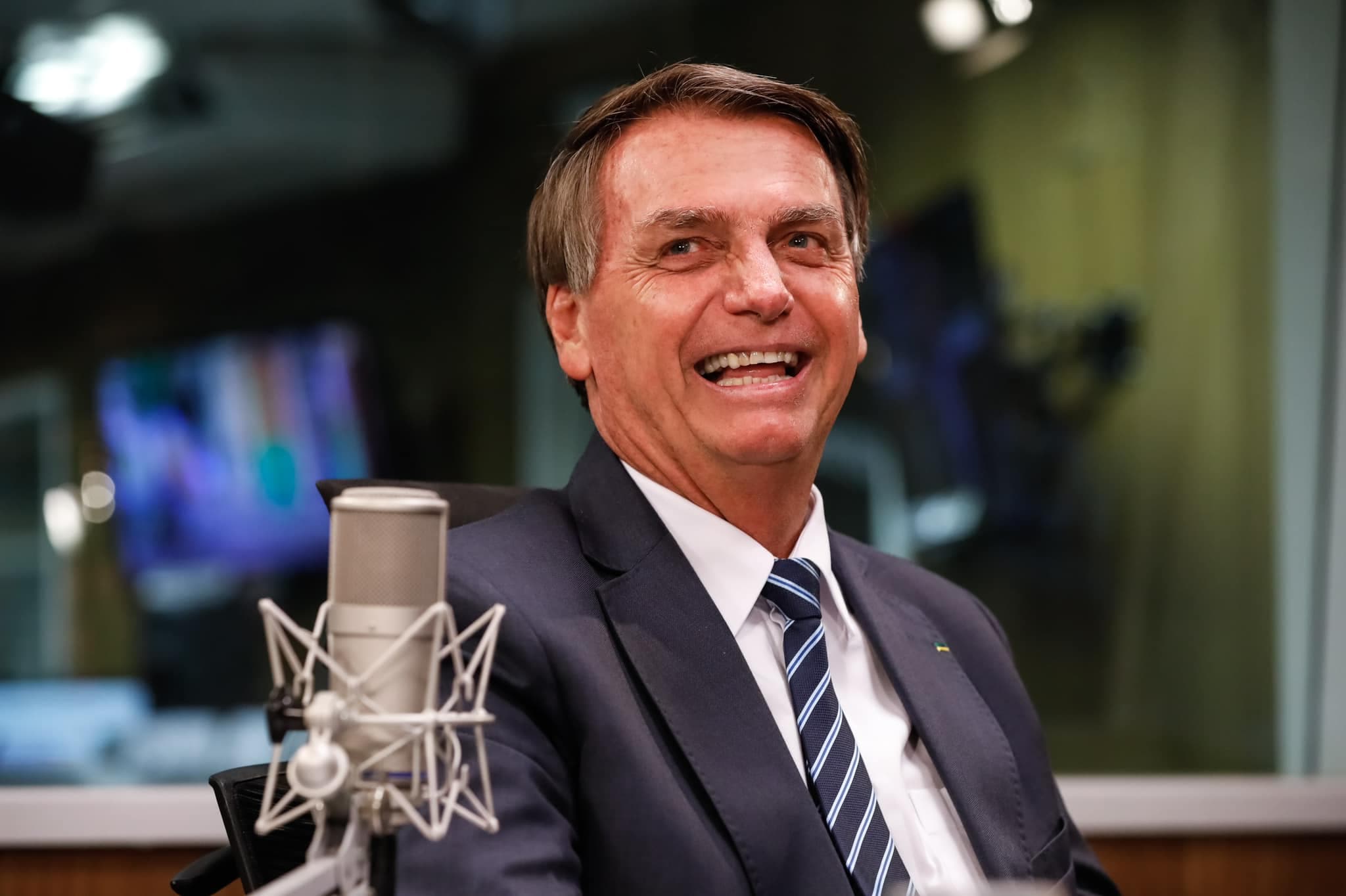 Bolsonaro afirma que "tem recurso" para reajuste de professores