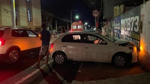 Carros colidem frontalmente na Rua Rio Branco