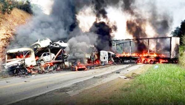 Carreta pegam fogo no Vale do Jiquiriçá deixando uma pessoa morta