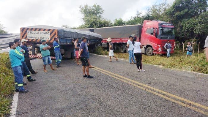 Acidente na BA-020 deixa rodovia totalmente interditada