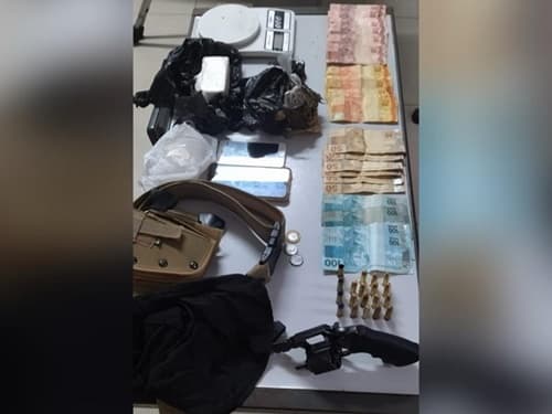 Ibirataia: Polícia Militar prende dupla com revólver e drogas