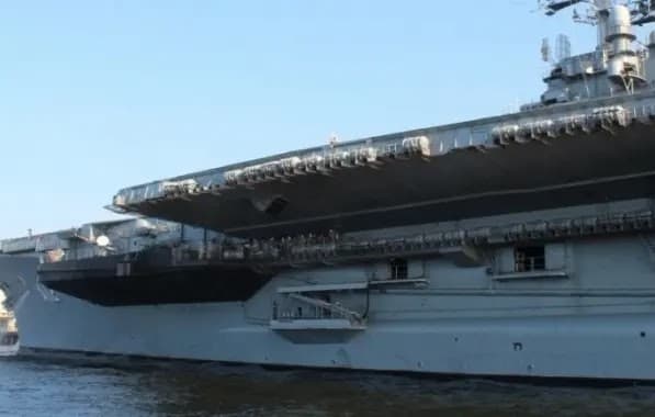 Marinha determina afastamento de navio que estava atracado em PE