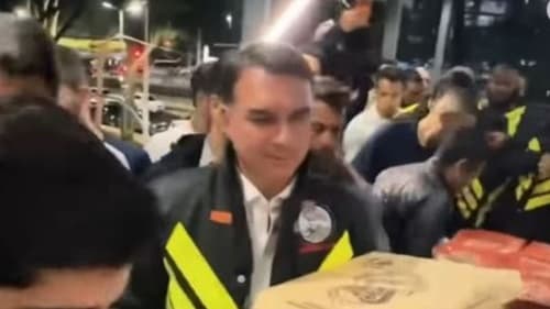 Flávio Bolsonaro entrega pizzas a motoboys durante agenda surpresa em São Paulo