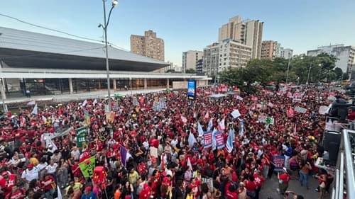 Ato em defesa da educação e da democracia reúne apoiadores de Lula e deputados em Salvador