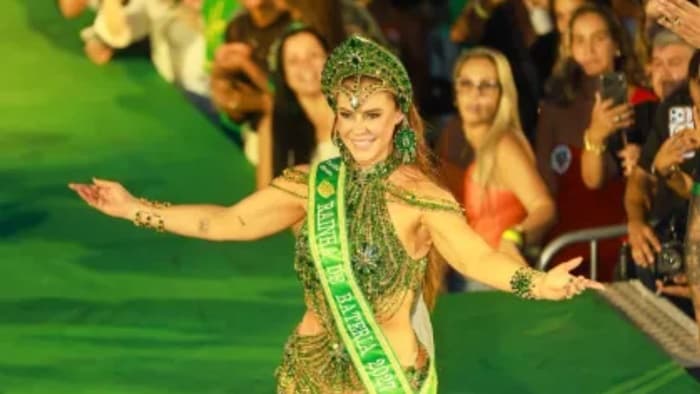 Paolla Oliveira é coroada rainha de bateria da Imperatriz Leopoldinense