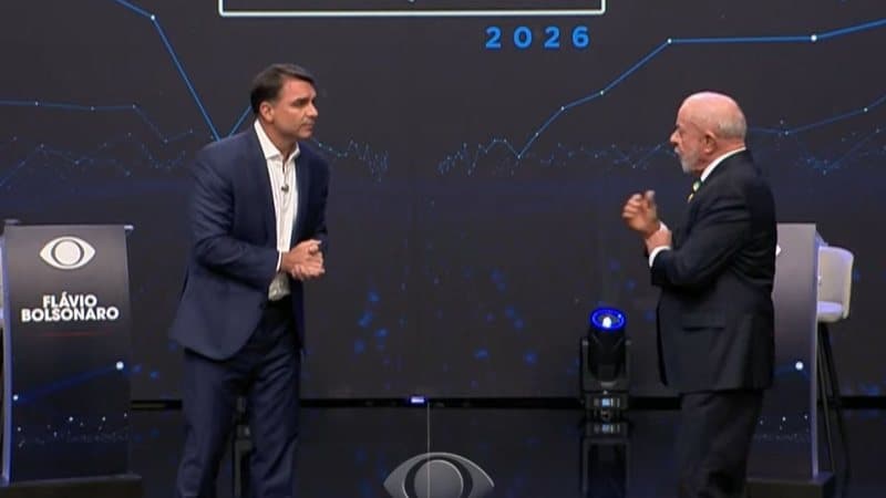 Debate da Band: Flávio Bolsonaro cobra explicações de Lula e pede respeito durante confronto