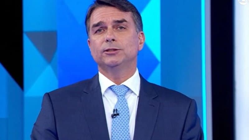 Debate da Globo: Flávio Bolsonaro critica Desenrola e acusa Lula de não resolver endividamento