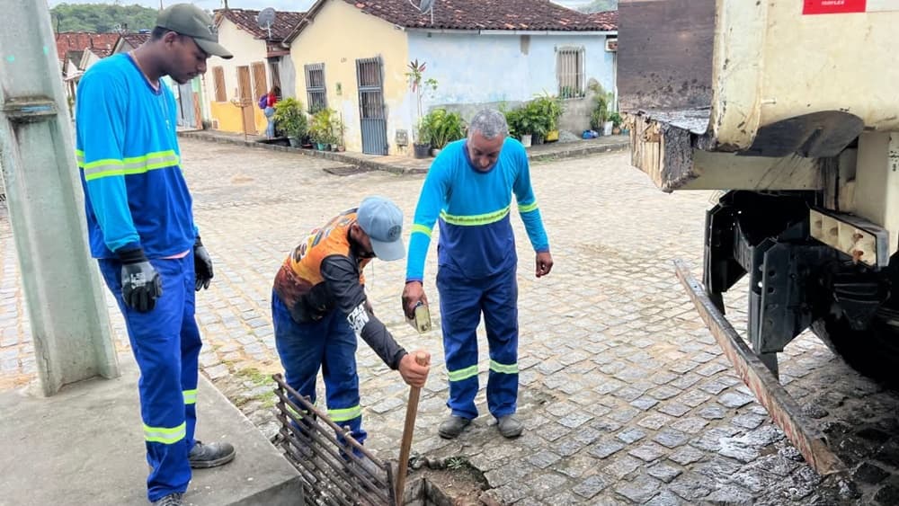 Ibirataia: Prefeitura realiza limpeza de bocas de lobo para melhorar drenagem urbana