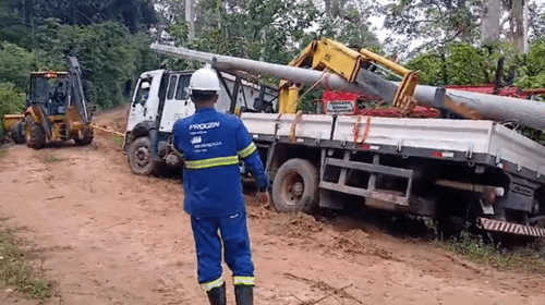 Associação de Produtores Rurais resgata caminhão atolado que presta serviços à COELBA na zona rural de Ibirataia
