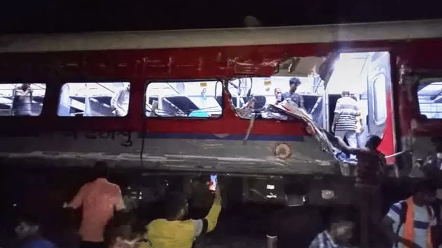Acidente de trem na Índia deixa 200 mortos e 900 feridos