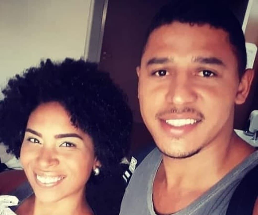 Casal é morto a tiros na porta de casa na Bahia e deixa 2 filhos pequenos