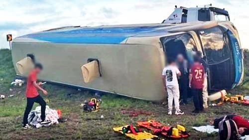 Ônibus da Novo Horizonte tomba na BR-116 e deixa feridos