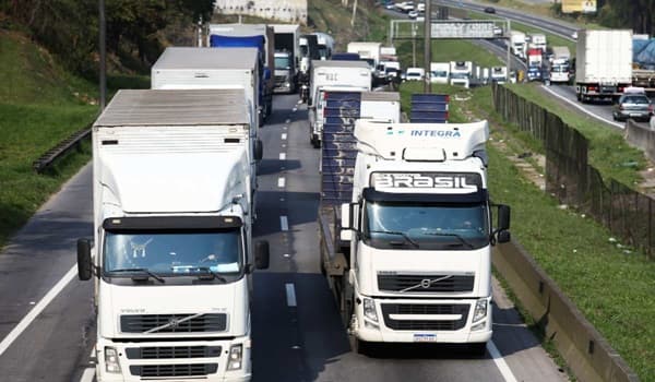 Caminhoneiros vão receber R$ 2 mil de auxílio em agosto